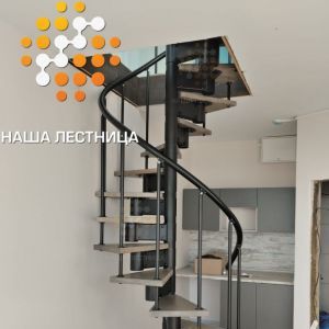 Винтовая лестница в частном доме на второй этаж