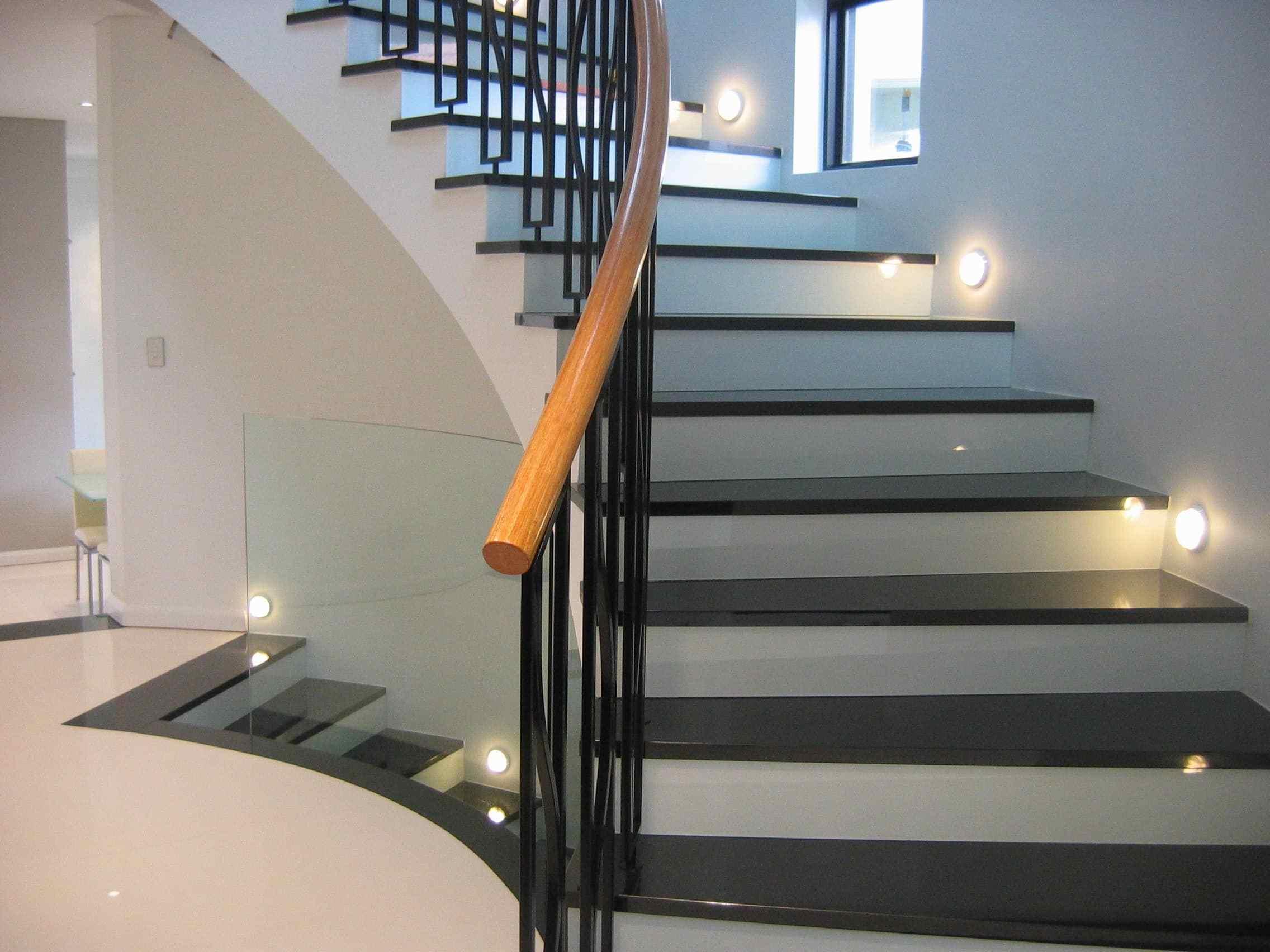 Освещение лестницы в доме: выбор и установка светильников