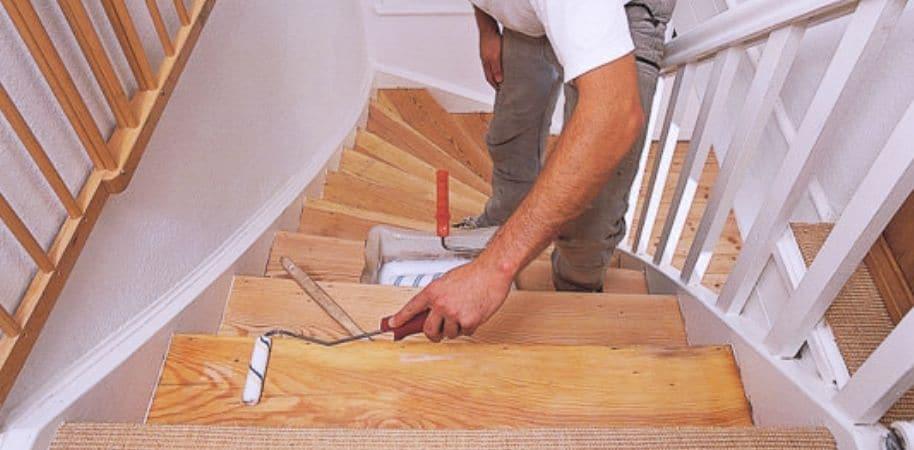 Чем покрасить деревянную лестницу в доме на второй этаж?
