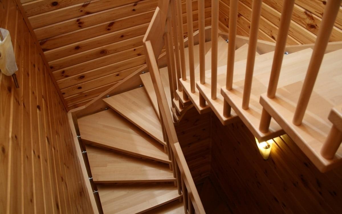 Лестница на второй 180 градусов. Поворотная лестница. Лестница угловая деревянная. Лестница с поворотной площадкой на 180. Лестница поворотная деревянная.