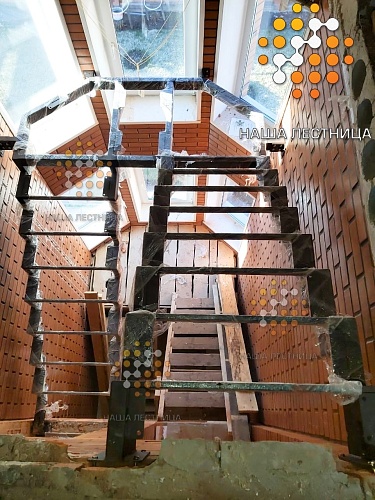 Каркас лестницы в эркере серии 